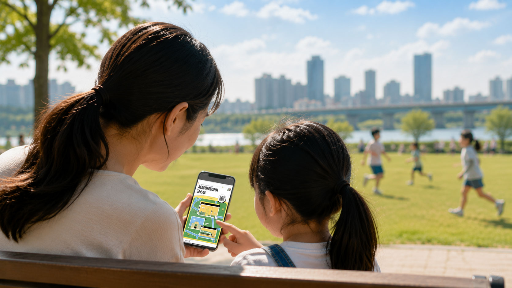 한강공원 벤치에서 엄마와 아이가 함께 e-Book을 보는 모습